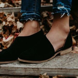 Boutique NEW Size 8 Black open side flats.